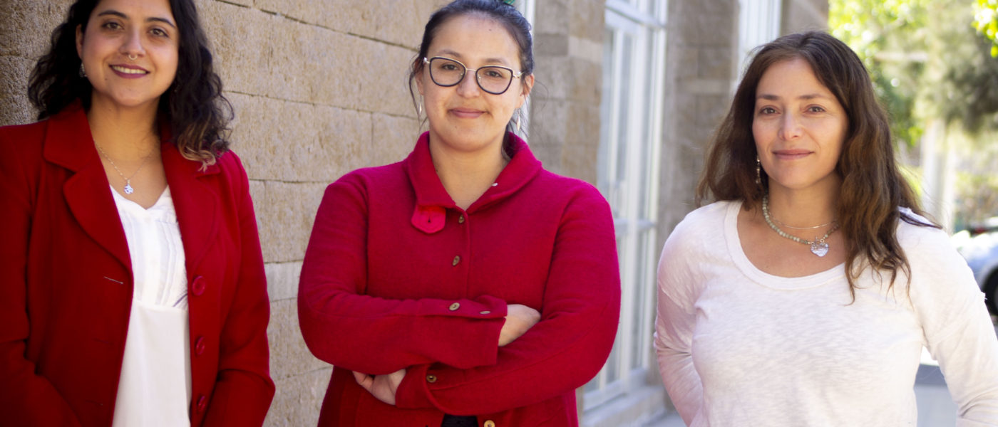 Dra. Carmen Burgos, Mg. Janina Cortés y Pía Avalos coordinadoras del proyecto Afluentes que busca fortalecer la comunidad de la región con actividades e investigaciones sobre interculturalidad, pueblos originarios, migración e identidad.