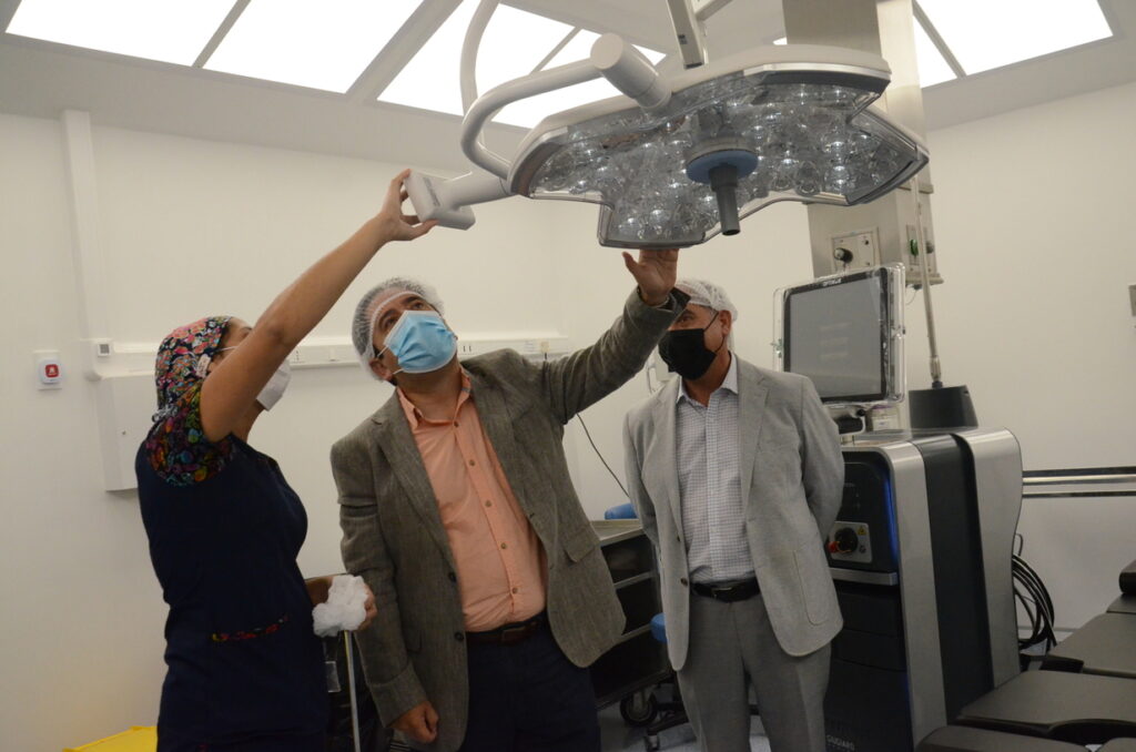 Gobernador de Atacama Miguel Vargas con equipamiento médico del Hospital Regional de Copiapó