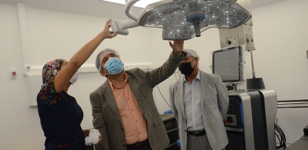 Gobernador de Atacama Miguel Vargas con equipamiento médico del Hospital Regional de Copiapó