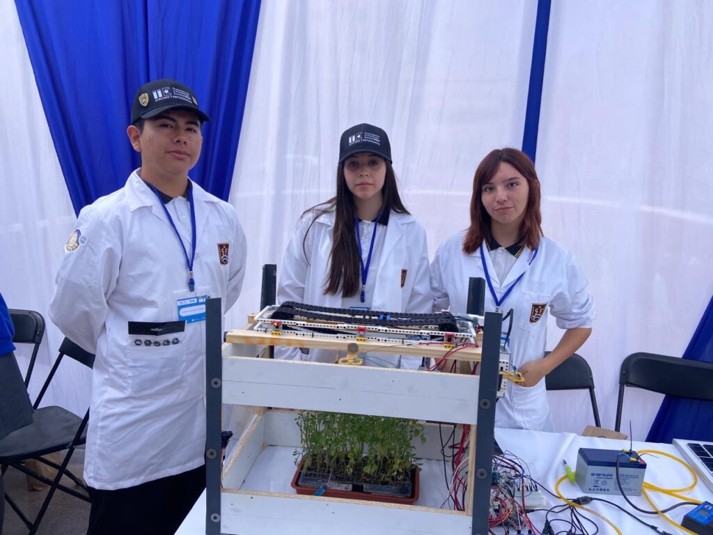 Equipo de estudiantes junto con su ARDUCULTOR 