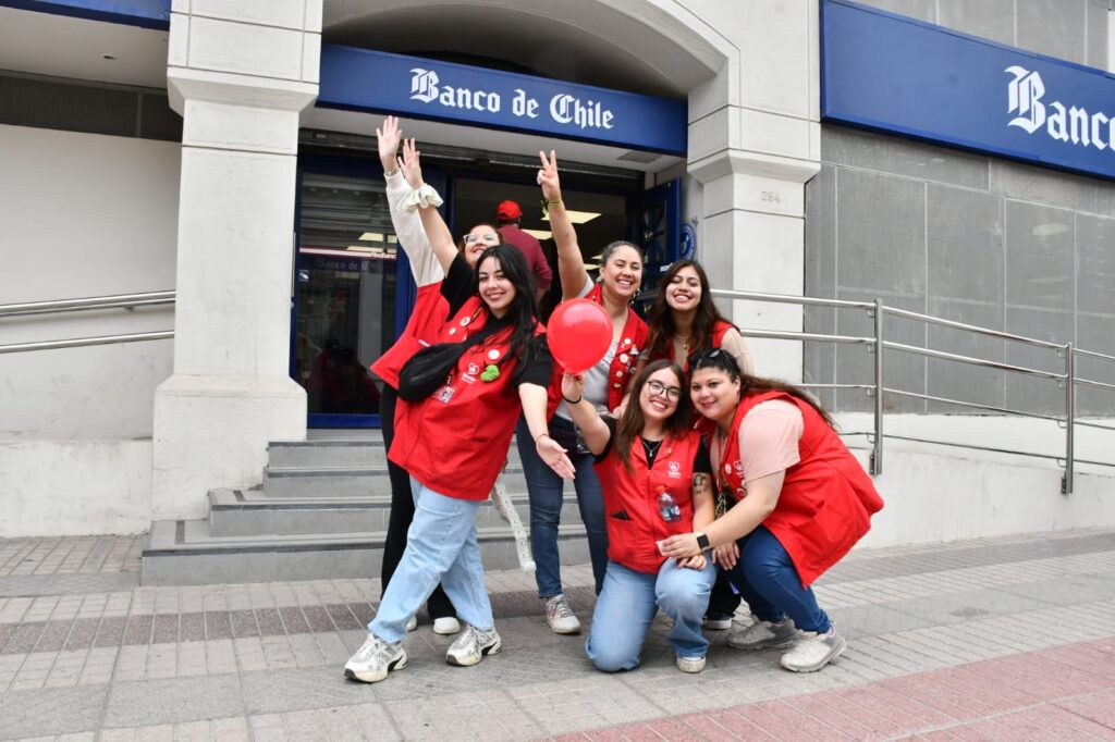 Durante la mañana del sábado alrededor de las 08:00 de la mañana comenzaron a abrir las cajas del Banco de Chile para recibir donaciones para la Teletón.