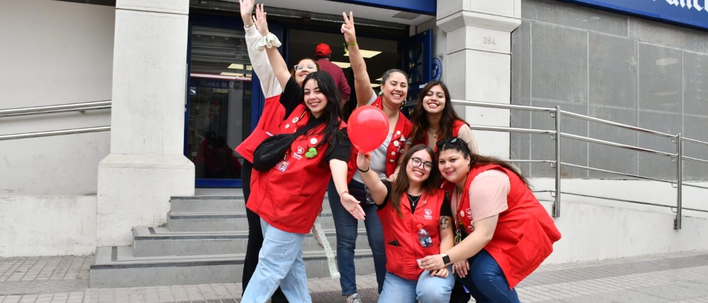 Durante la mañana del sábado alrededor de las 08:00 de la mañana comenzaron a abrir las cajas del Banco de Chile para recibir donaciones para la Teletón.