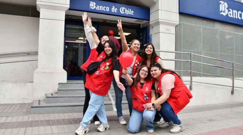 Durante la mañana del sábado alrededor de las 08:00 de la mañana comenzaron a abrir las cajas del Banco de Chile para recibir donaciones para la Teletón.