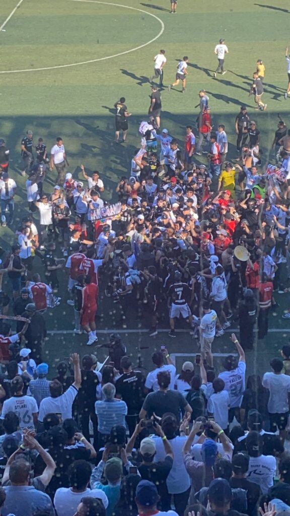 Hinchas de Colo Colo entrando a la cancha