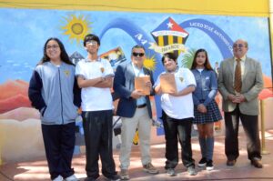 Alumnos junto con el profesor Jorge Cáceres