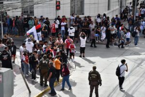 Hinchas de Colo Colo cerca de la Plaza de Armas Copiapó