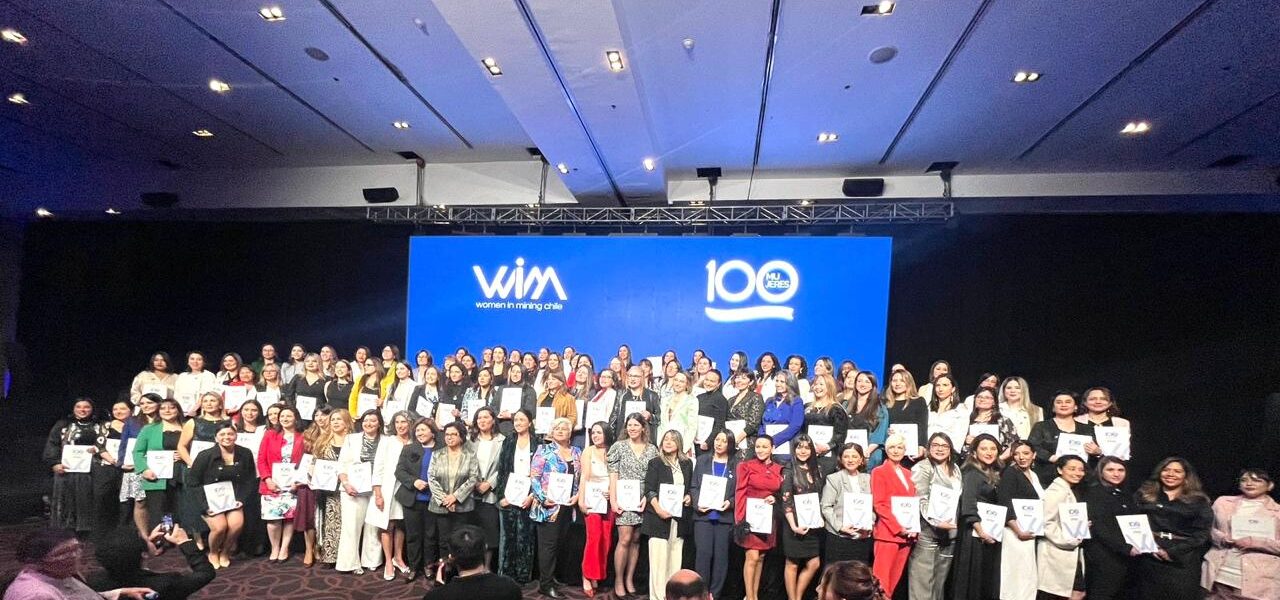 un reconocimiento a 100 Mujeres Inspiradoras de la Minería Chilena