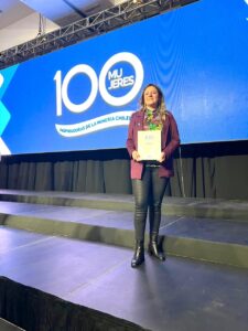 Pamela Cerda recibiendo el reconocimiento de 100 Mujeres Inspiradoras de la Minería Chilena. 