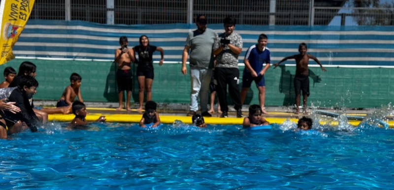 Los Loros disfruta en la Piscina Municipal