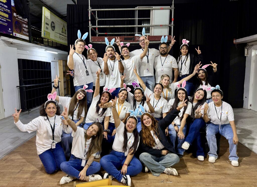 Emotiva visita del Conejo de Pascua a niños del programa FAE Meraki